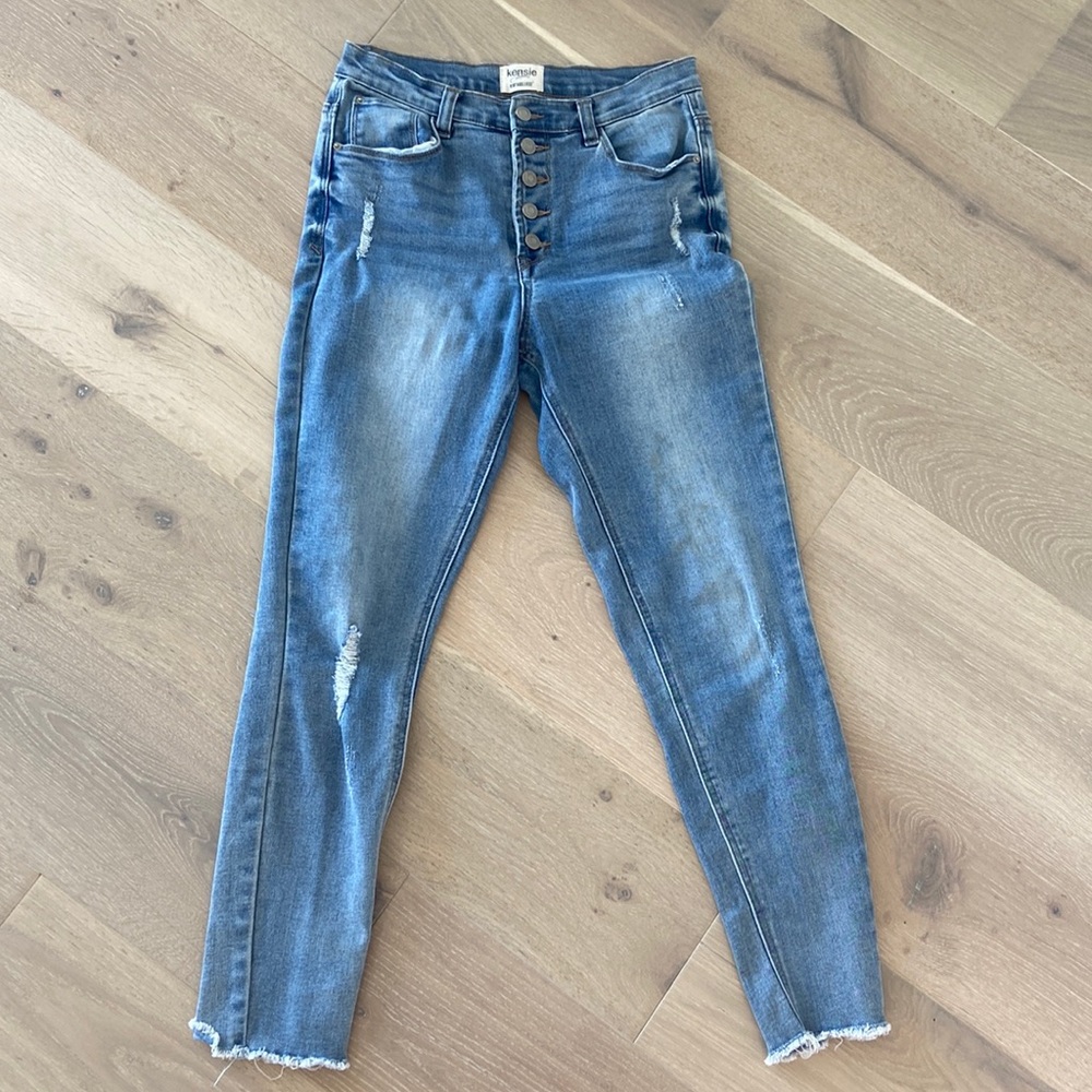 Kensie jeans distressed and button fly. Size 8/29. Stretchy and perfect for fall
